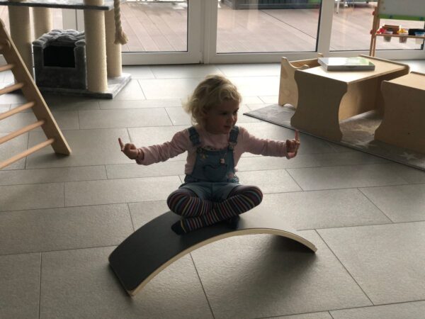 Balancierbrett - Das kratzfeste Balanceboard mit Filzboden – Bild 9